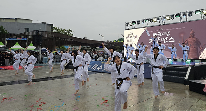 제59회 여수 거북선 축제장 태권도원 상설 공연@전라남도 여수시 이순신광장. 사진=태권도진흥재단