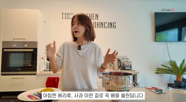 ‘55세’ 배우 신애라가 여행 중에도 흐트러지지 않는 건강 루틴을 공개했다. 사진=유튜브 캡처