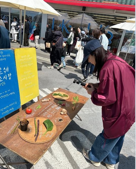 카메라 앵글을 직접 조절해가며 계절의 채소와 텃밭 식물들을 하나씩 담아내는 모습에서 그가 이 장보기를 단순한 소비가 아닌 하나의 ‘기록’으로 여기고 있다는 인상이 깊게 남았다.사진=고소영 SNS