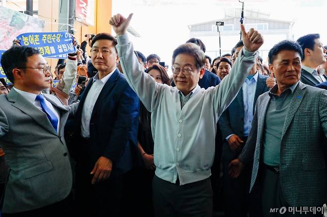 [임실=뉴시스] 조성봉 기자 = 민심을 청취하는 '경청 투어'에 나선 이재명 더불어민주당 대선후보가 7일 전북 임실군 임실전통시장에서 시민들에게 인사를 하고 있다. (공동취재) .2025.05.07. photo@newsis.com /사진=