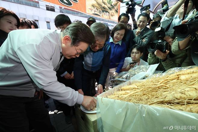 [진안=뉴시스] 조성봉 기자 = 민심을 청취하는 '경청 투어'에 나선 이재명 더불어민주당 대선후보가 7일 전북 진안군 새참거리 인근에서 수삼을 살펴보고 있다. .2025.05.07. suncho21@newsis.com /사진=조성봉