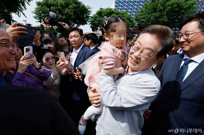 (전주=뉴스1) 안은나 기자 = 이재명 더불어민주당 대통령 후보가 2차 골목골목 경청투어 마지막 날인 7일 오후 전북 전주시 풍남문 앞에서 한 어린이를 안아들고 있다. 2025.5.7/뉴스1  Copyright (C) 뉴스1. All rights reserved. 무단 전재 및 재배포,  AI학습 이용 금지. /사진=(전주=뉴스1) 안은나 기자