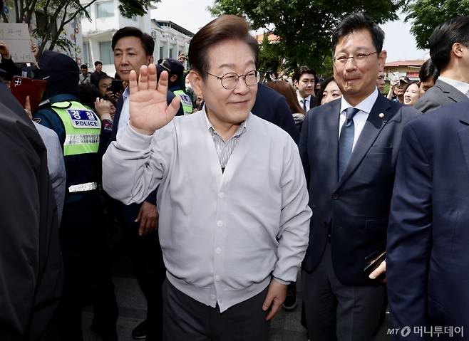 [전주=뉴시스] 조성봉 기자 = 민심을 청취하는 '경청 투어'에 나선 이재명 더불어민주당 대선후보가 7일 전북 전주시 완산구 풍남문 인근에서 시민들에게 인사를 하고 있다. 2025.05.07. suncho21@newsis.com /사진=조성봉