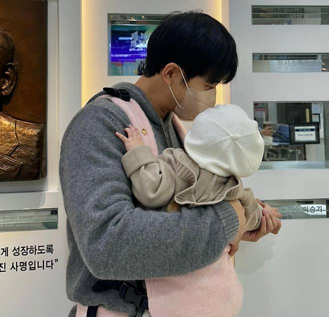 주가조작 혐의로 구속된 장인과 단절하겠다고 밝힌 이승기가 "딸 낳고 1년이 제일 행복했다"고 전했다. /사진=인스타그램 갈무리