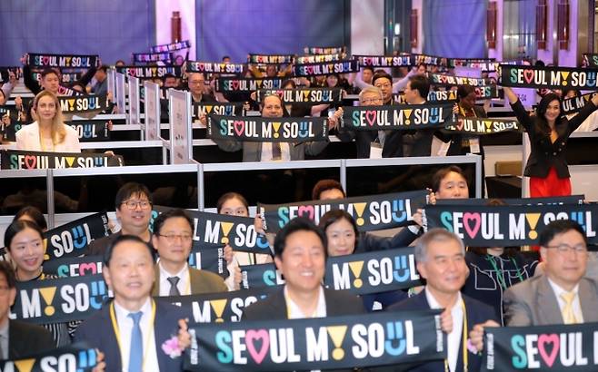 ▲2023년 3월 5일 서울 송파구 소피텔앰배서더서울호텔에서 열린 ‘2023 서울의료관광 국제트래블마트’ 개막식에서 의료 서비스 관련 국내 셀러들과 의료관광 관련 해외 바이어들이 개막 퍼포먼스를 하고 있다./사진=뉴시스