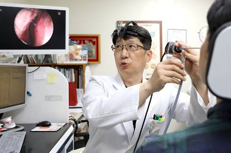 일산백병원 이비인후과 최익수 교수가 환자를 진료하고 있다. 사진=일산백병원