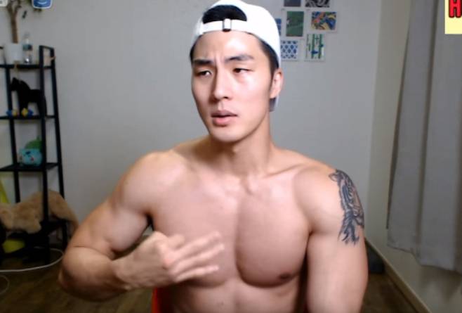 구독자 165만명을 보유한 유튜버 말왕이 8년 전 '몸캠 피싱'을 당했다고 털어놨다. 몸캠 피싱은 여성과 영상 통화로 음란행위를 유도, 이를 촬영해 유포하겠다며 돈을 뜯어내는 범죄다. /사진=말왕 유튜브 채널 캡처