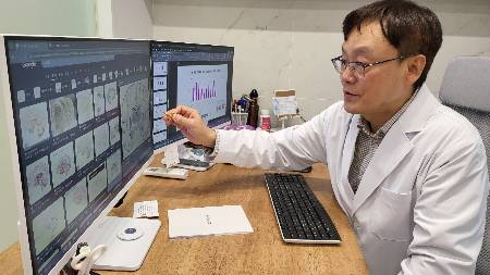 신동진 원장이 지난달 30일 자신의 병원 진료실에서 뇌전증에 대해 설명하고 있다./사진=박정렬 기자