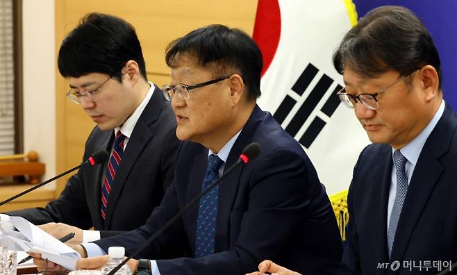 [서울=뉴시스] 박주성 기자 = 이영면 인구구조 변화 대응 계속고용위원회 위원장이 8일 오후 서울 세문안로 경제사회노동위원회 대회의실에서 미래세대와 함께, 지속성장을 위한 '고령자 계속고용의무 제도화 공익위원 제언' 발표를 하고 있다. 2025.05.08. park7691@newsis.com /사진=