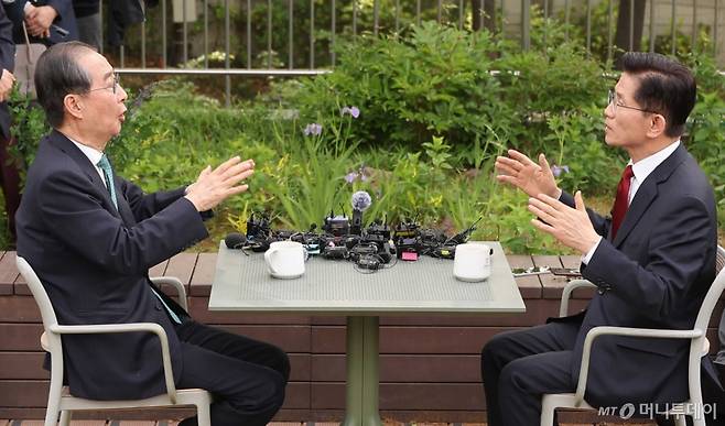 [서울=뉴시스] 조성우 기자 = 김문수 국민의힘 대선 후보와 한덕수 무소속 대선 후보가 8일 서울 여의도 국회 강변서재 야외에서 단일화 관련 회동을 하고 있다.(공동취재) 2025.05.08. photo@newsis.com /사진=