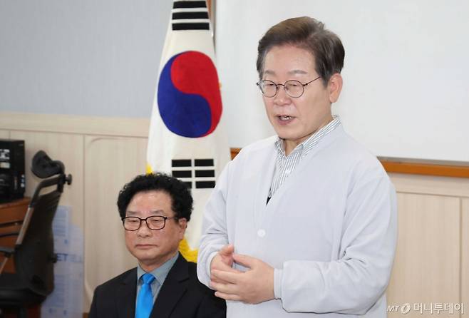 [익산=뉴시스] 조성봉 기자 = 민심을 청취하는 '경청 투어'에 나선 이재명 더불어민주당 대선후보가 7일 전북 익산시 인북로 대한노인회 익산지회에서 열린 임원 간담회에서 인사말을 하고 있다. 2025.05.07. suncho21@newsis.com /사진=조성봉