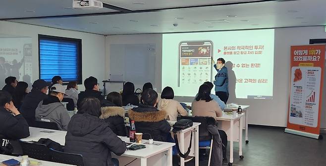사진제공=영이숯불두마리치킨