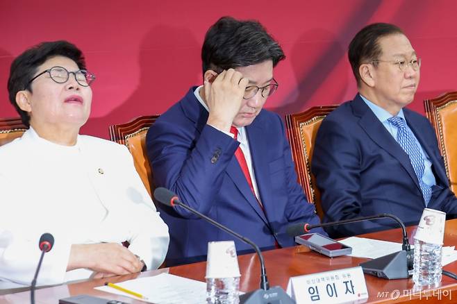 국민의힘 임이자 비대위원(왼쪽부터), 권성동 원내대표, 권영세 비상대책위원장이 8일 오전 서울 여의도 국회에서 열린 비상대책위원회의에서 생각에 잠겨 있다. 2025.5.8/사진=뉴스1  /사진=(서울=뉴스1) 안은나 기자