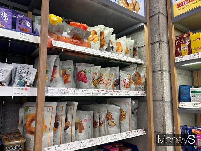 사람들에게 인기가 좋은 건강식품 및 간식코너가 진열되어 있는 모습./사진=조승희 기자