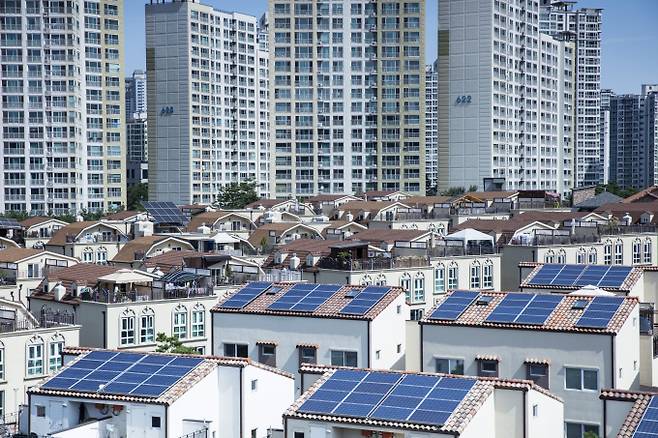 다음 달 말 민간 아파트에 제로에너지건축물(ZEB·Zero Energy Building) 설계 기준이 의무 적용된다. 초고층 실증 분석은 이뤄지지 않아 실제 입주자의 편익은 미미할 것이라는 지적이 제기된다. /사진=이미지투데이