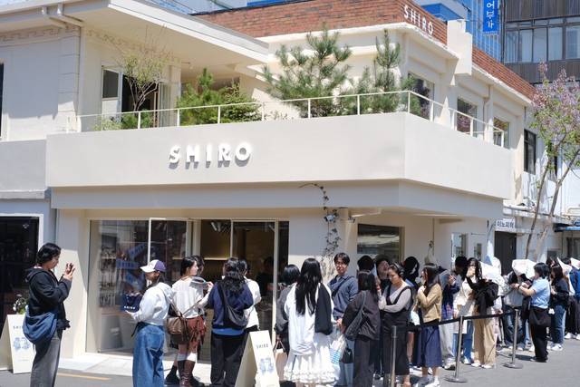 서울 성동구 성수동에 문을 연 화장품 브랜드 시로의 플래그십 스토어에 고객들이 줄지어 서 있다. 시로 제공