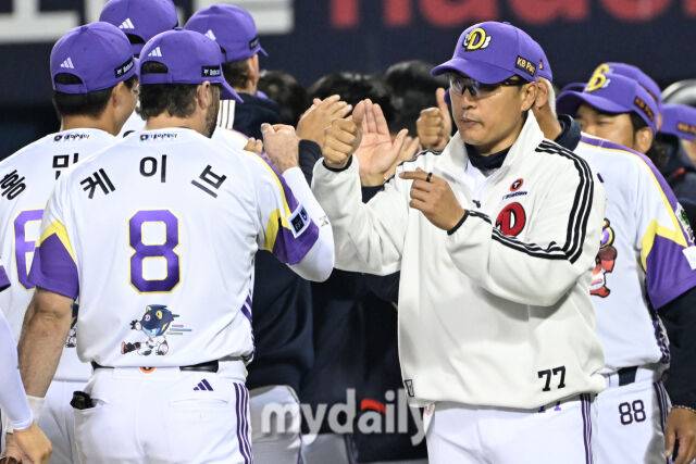 7일 서울 잠실야구장에서 열린 '2025 신한 SOL BANK KBO리그' LG 트윈스와 두산 베어스 경기.두산이 5-2로 역전승 했다. 선수들과 하이파이브를 하고 있는 두산 이승엽 감독./잠실=한혁승 기자