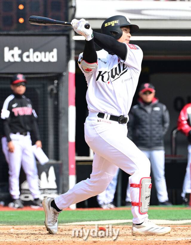 2025년 3월 9일 오후 경기도 수원KT위즈파크에서 2025 신한 SOL뱅크 KBO 리그 시범경기 KT 위즈와 LG 트윈스의 경기가 열렸다. KT 장진혁이 타격하고 있다./마이데일리