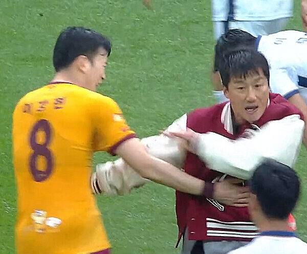 지난 5일 어린이날 펼쳐진 광주FC와 김천상무의 경기 중 전반전이 끝나자 그라운드에서 오후성을 강하게 밀치며 질책하는 이정효 감독/쿠팡플레이중계화면 캡쳐