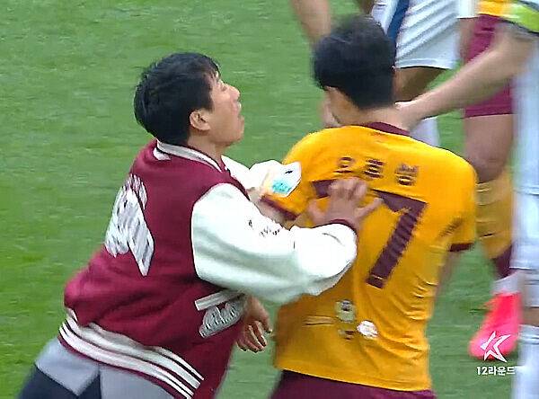지난 5일 어린이날 펼쳐진 광주FC와 김천상무의 경기 중 전반전이 끝나자 그라운드에서 오후성을 강하게 밀치며 질책하는 이정효 감독/쿠팡플레이중계화면 캡쳐