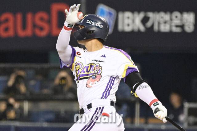 7일 서울 잠실야구장에서 열린 '2025 신한 SOL BANK KBO리그' LG 트윈스와 두산 베어스 경기.두산 강승호가 경기 5회말 무사 1-2루에 1타점 2루타를 쳤다./잠실=한혁승 기자