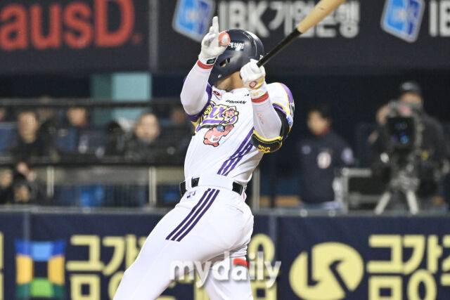 7일 서울 잠실야구장에서 열린 '2025 신한 SOL BANK KBO리그' LG 트윈스와 두산 베어스 경기.두산 강승호가 6회말 무사 만루에서역전 2타점 2루타를 치고 있다./잠실=한혁승 기자