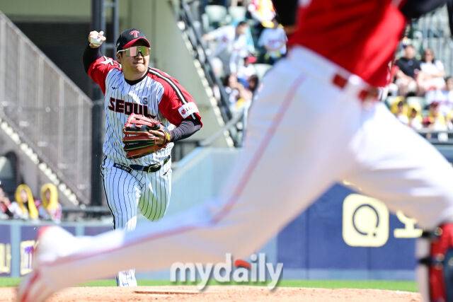 LG 3루수 문보경이 3회초 SSG 조형우의 어려운 타구를 잡아 1루로 송구하고 있다.