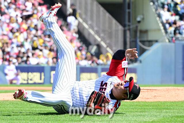 LG 3루수 문보경이 3회초 SSG 조형우의 타구를 잡아 송구한 뒤 중심을 잃고 뒹굴고 있다.