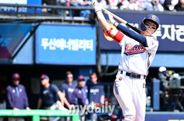 2025년 4월 26일 오후 서울 잠실구장에 진행된 '2025 신한 SOL뱅크 KBO 리그' 롯데 자이언츠와 두산 베어스의 경기. 두산 김민석이 2회말 1사 1루서 타격에 들어서기 전 연습 타격을 하고 있다./마이데일리