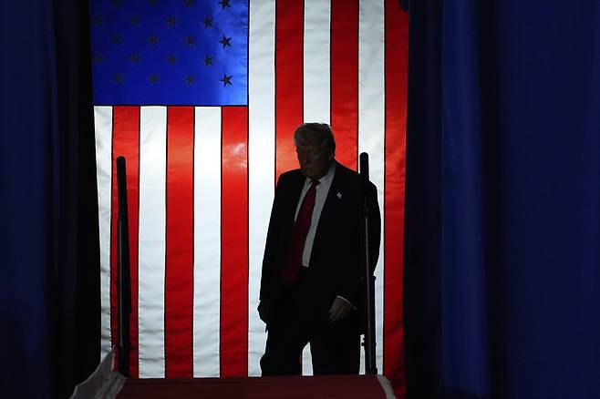 도널드 트럼프 미국 대통령이 지난 29일(현지시간) 취임 100일을 맞아 미시건주 머콤카운티에서 개최한 축하 행사에 등장하고 있다. [AP]