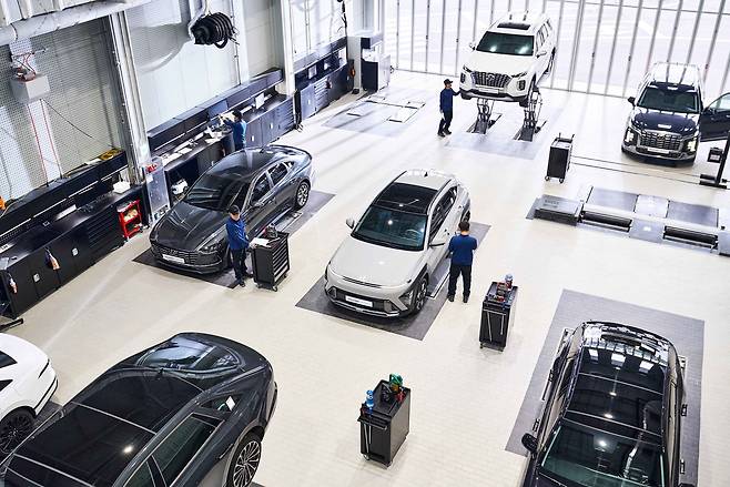 현대차 인증 중고차 양산 센터에서 검사원이 매물을 정밀 진단하고 있다. [현대차 제공]