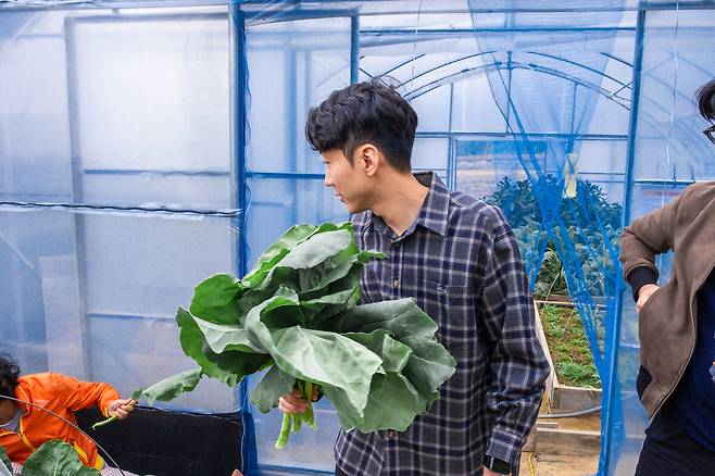 농장을 직접 방문한 성시우 셰프. 레귬 제공