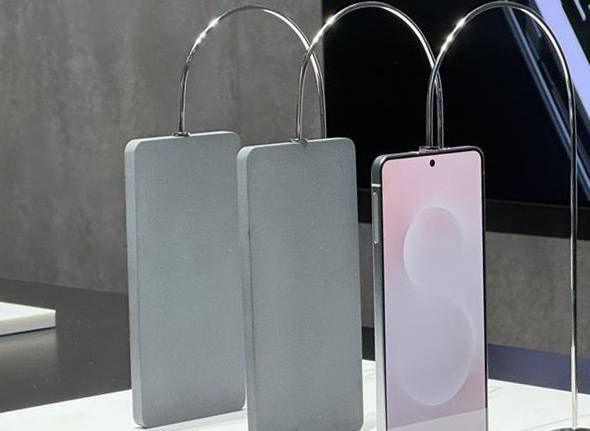 지난 1월 22일(현지시간) 미국 캘리포니아주 새너제이 SAP 센터에서 열린 ‘갤럭시 언팩 2025’ 행사에서 공개된 갤럭시 S25 ‘엣지’ [연합]