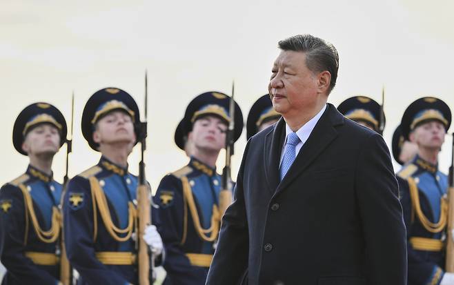 시진핑 중국 국가주석이 러시아의 제2차 세계대전 승리 80주년 기념일(전승절)에 참석하기 위해 7일(현지시간) 러 모스크바의 브누코보 공항에 도착해 러시아 의장대를 지나가고 있다.  [AP]
