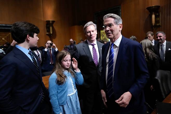 지난 1월 베선트 당시 재무부장관(맨 오른쪽) 후보자가 상원 재무위원회 청문회를 마치고 배우자 존 프리먼(오른쪽 두 번째)과 아들 콜(맨 왼쪽), 딸 캐롤라인(왼쪽 두 번째)과 함께 서 있다.