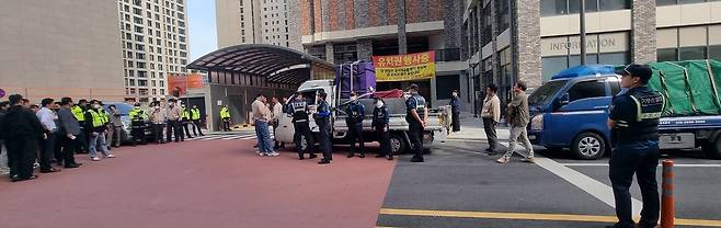 시행사와 시공사간 공사비 갈등으로 운암모아엘가는 입주민과 상가주인들이 입주지연 등 재산권 침해로 고통받고 있다. 지난 7일 이사를 막힌 입주민들이 시행사와 시공사에 항의하자 경찰이 출동해 대치중이다.