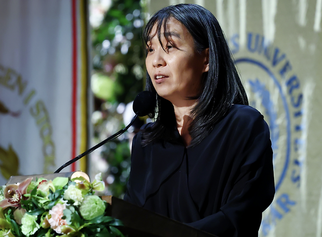 2024 노벨문학상 수상자인 한강 작가가 지난해 12월 스웨덴 스톡홀름 시청사에서 열린 연회에서 수상 소감을 밝히고 있다. [연합]