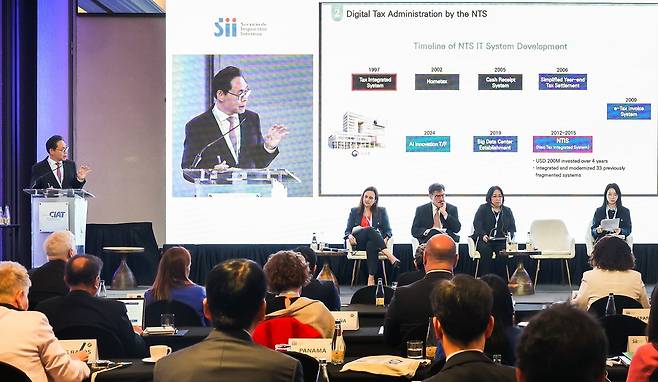강민수 국세청장이  지난 6일부터 8일까지 칠레 산티아고에서 열린 제59회 범미주 국세청장회의(CIAT)에 참석, 인공지능(AI) 탈세 적발 시스템을 소개하고 있다. [국세청 제공]