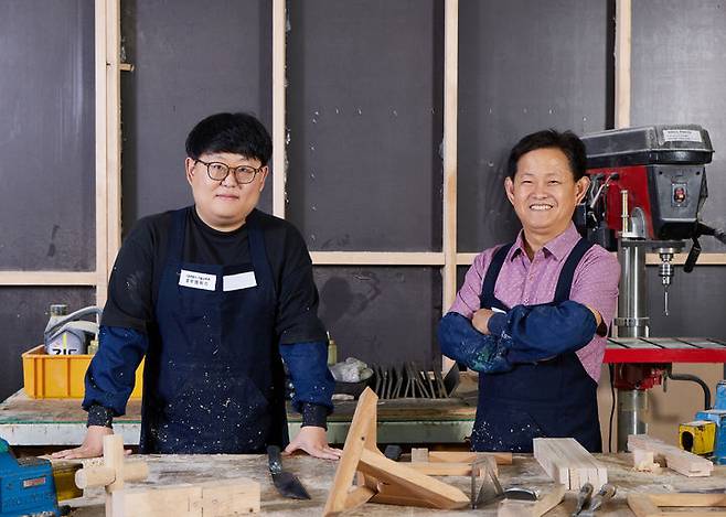 [서울=뉴시스] 5월 8일 어버이의 날을 맞은 가운데, 서울시 기술교육원 동부캠퍼스에서 건축 관련 교육과정을 수료한 이후 현재 가업으로 공방을 같이 운영하고 있는 남시정(58세, 사진 오른쪽), 남규호(28세, 사진 왼쪽) 부자(父子). 2025.05.07 (사진 제공=서울시) photo@newsis.com *재판매 및 DB 금지