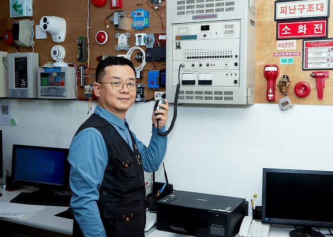 [서울=뉴시스] 컴퓨터 프로그래머로 33년을 일하다 정년 퇴직한 장원경(60세)씨는 지난해 서울시 기술교육원 북부캠퍼스 교육과정(소방안전관리과 과정평가형)을 수료한 후 소방시설 점검 보조원으로 취업에 성공했다. 2025.05.07 (사진 제공=서울시) photo@newsis.com *재판매 및 DB 금지