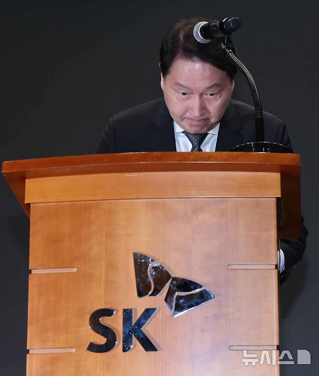 [서울=뉴시스] 이영환 기자 = 최태원 SK그룹 회장이 7일 오전 서울 중구 SK텔레콤 T타워 SUPEX홀에서 SK텔레콤의 해킹 사고와 관련해 대국민 사과를 하고 있다. (공동취재) 2025.05.07. photo@newsis.com