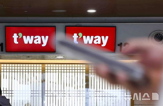 [서울=뉴시스] 김근수 기자 = 28일 오전 서울 강서구 김포국제공항 국내선청사 모니터에 티웨이 항공사 로고가 나오고 있다. 국내 1위 호텔·리조트기업인 대명소노그룹이 지난 26일 국내 저비용항공사(LCC) 티웨이항공을 인수하며 항공업에 본격 진출한다. 대명소노는 예림당이 보유한 티웨이홀딩스 지분 46.26%를 2500억원에 인수하는 주식매매계약(SPA)을 체결했다고 밝혔다. 2025.02.28. ks@newsis.com