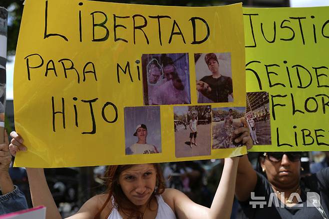 [카라카스=AP/뉴시스] 지난달 9일(현지 시간) 베네수엘라 카라카스에 있는 유엔 건물 앞에서 엘살바도르 교도소로 강제 이송된 베네수엘라 이민자들의 가족이 항의 시위를 벌이고 있다. 2025.05.08.