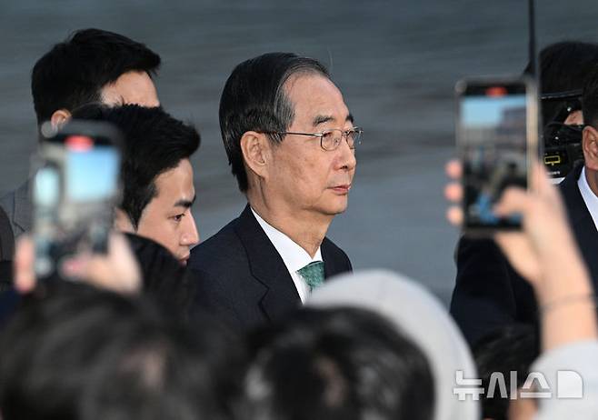 [서울=뉴시스] 고승민 기자 = 한덕수 무소속 대선 후보가 7일 서울 종로구 한 식당에서 김문수 국민의힘 대선 후보와 단일화 관련 회동을 마치고 이동하고 있다. (공동취재) 2025.05.07. photo@newsis.com