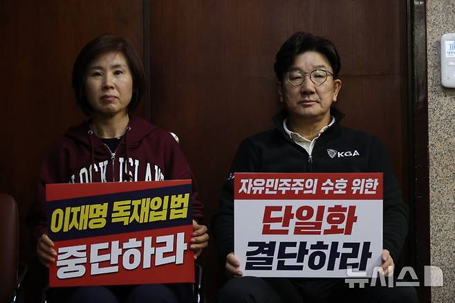 [서울=뉴시스] 고승민 기자 = 권성동 국민의힘 원내대표와 김미애 의원이 8일 새벽 서울 여의도 국회 원내대표실 앞에서 김문수 대선 후보와 한덕수 무소속 대선 후보의 단일화를 촉구하며 단식농성을 하고 있다. 2025.05.08. kkssmm99 @newsis.com