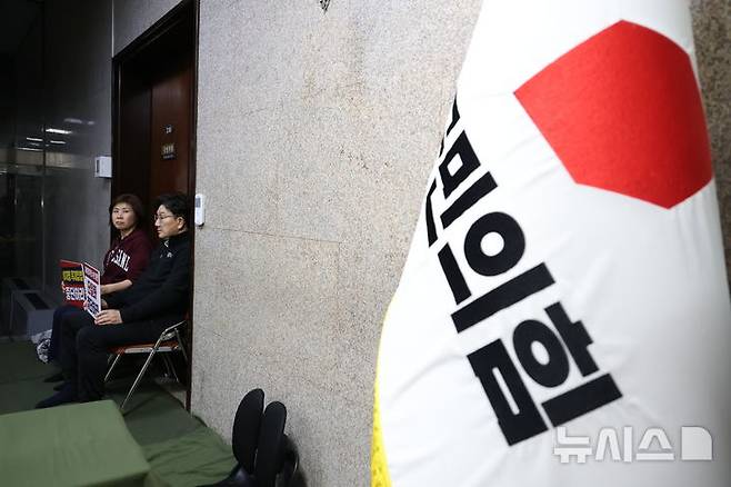 [서울=뉴시스] 고승민 기자 = 권성동 국민의힘 원내대표와 김미애 의원이 8일 새벽 서울 여의도 국회 원내대표실 앞에서 김문수 대선 후보와 한덕수 무소속 대선 후보의 단일화를 촉구하며 단식농성을 하고 있다. 2025.05.08. kkssmm99 @newsis.com