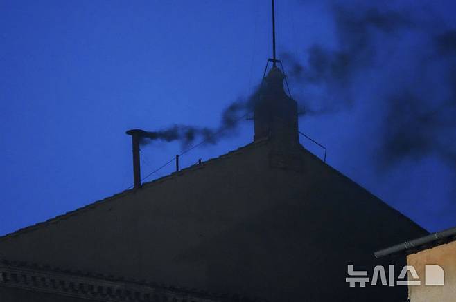 [바티칸=AP/뉴시스] 7일(현지 시간) 바티칸 시스티나 성당에서 제267대 교황 선출 불발을 알리는 검은 연기가 피어오르고 있다. 2025.05.08.