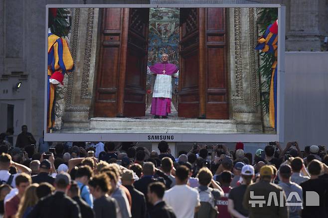 [바티칸=AP/뉴시스] 7일(현지 시간) 바티칸 성베드로 대성당 앞 대형스크린에 제267대 교황을 선출하는 콘클라베를 시작하기 위해 디에고 조반니 라벨리 대주교가 문을 닫는 모습이 생중계 되고 있다. 2025.05.08.<font style="vertical-align: inherit;"><font style="vertical-align: inherit;"></font></font>