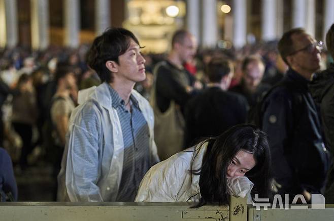 [바티칸=AP/뉴시스] 7일(현지 시간) 바티칸 시스티나 성당에서 제267대 교황을 선출하는 콘클라베가 열린 가운데 시민들이 교황 선출 소식을 기다리고 있다. 2025.05.08.