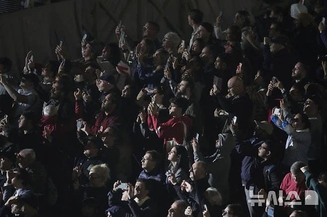 <font style="vertical-align: inherit;"><font style="vertical-align: inherit;">[바티칸=AP/뉴시스] 7일(현지 시간) 바티칸 시스티나 성당에서 제267대 교황 선출 불발을 알리는 검은 연기가 피어오르자 시민들이 연기를 찍고 있다. 2025.05.08.</font></font><font style="vertical-align: inherit;"><font style="vertical-align: inherit;"></font></font><font style="vertical-align: inherit;"><font style="vertical-align: inherit;"></font></font>